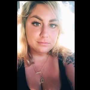 Meet your Posher, Caitlin